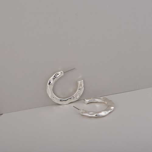 Merx Fashion Medium Sized Shiny Silver Hammered C-Hoop Earrings