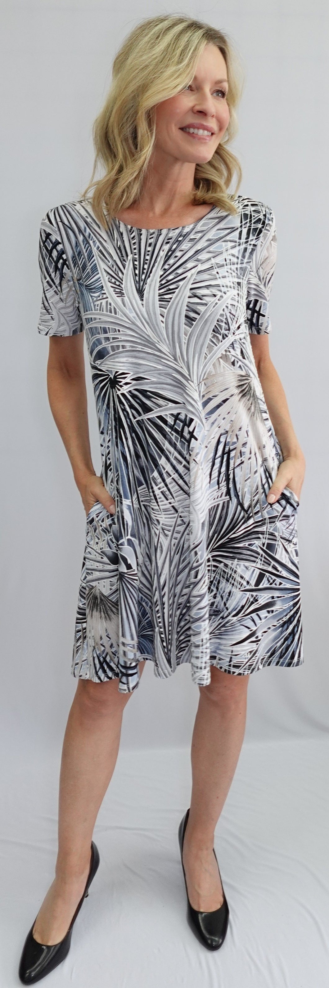 Soft Works Blue/Tan Multi Short Sleeve Round Neck Leaf Print Dress