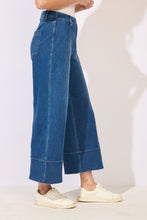 Load image into Gallery viewer, Comfort Crop Jean
